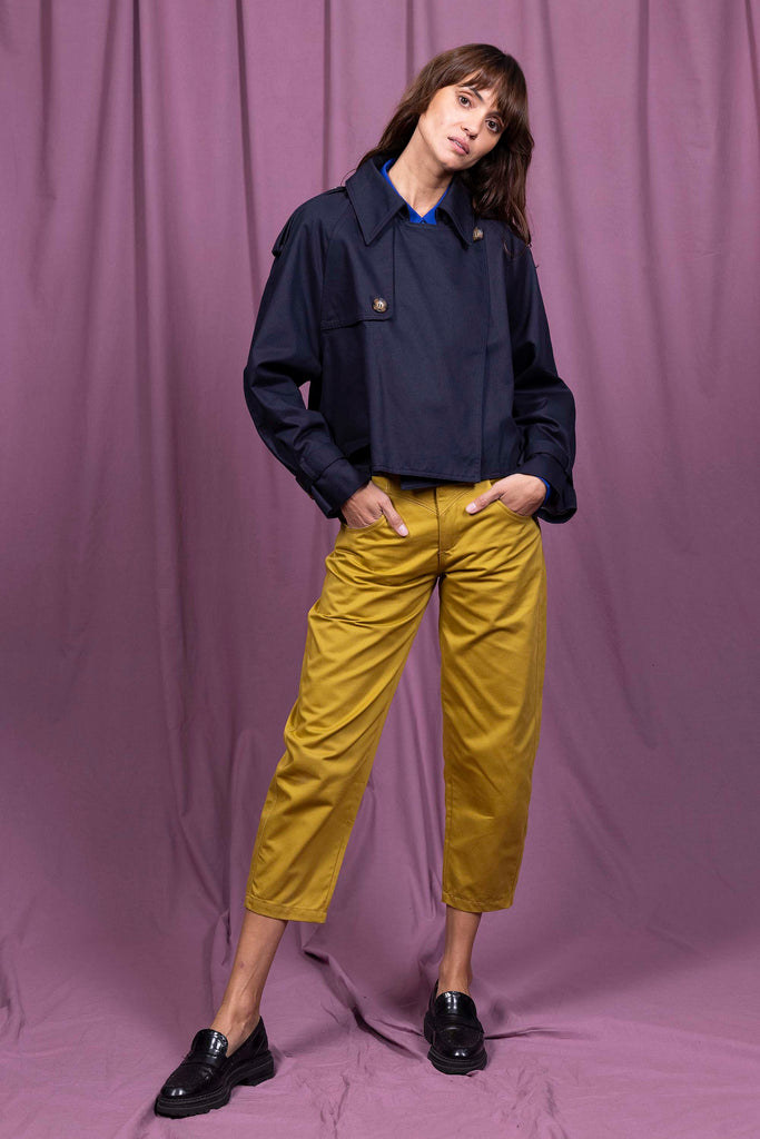 Veste Carlina Bleu Marine grand incontournable du vestiaire féminin, la veste fait toute la tenue