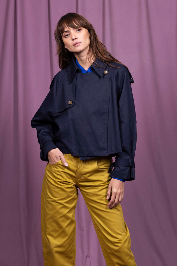 Veste Carlina Bleu Marine grand incontournable du vestiaire féminin, la veste fait toute la tenue