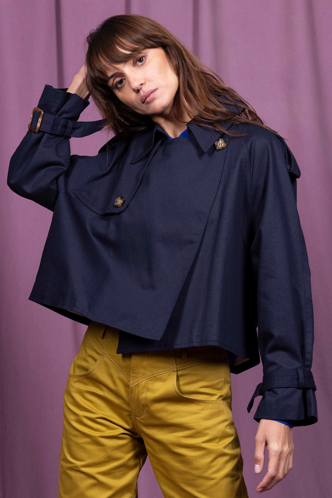 Veste Carlina Bleu Marine esthétique intemporelle et confortable silhouette avec élégance ligne minimaliste