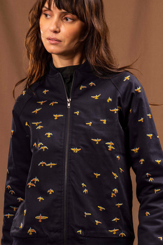 Veste Revelacion Vuelo Bleu Marine La veste casual est le détail idéal pour un look à l'âme plus urbaine