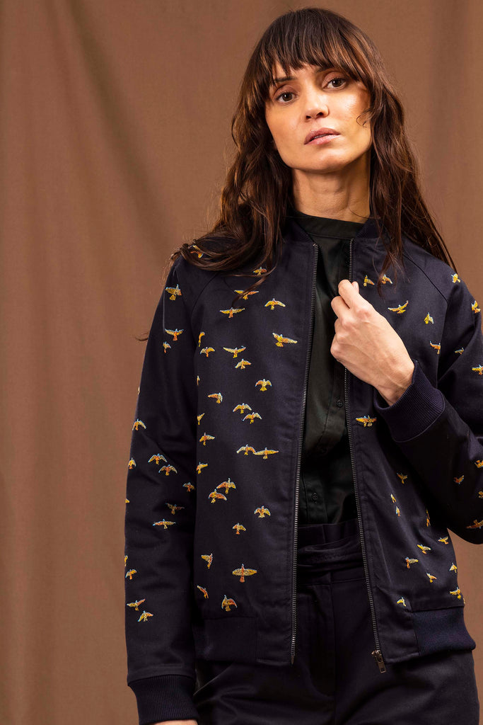 Veste Revelacion Vuelo Bleu Marine La veste casual est le détail idéal pour un look à l'âme plus urbaine