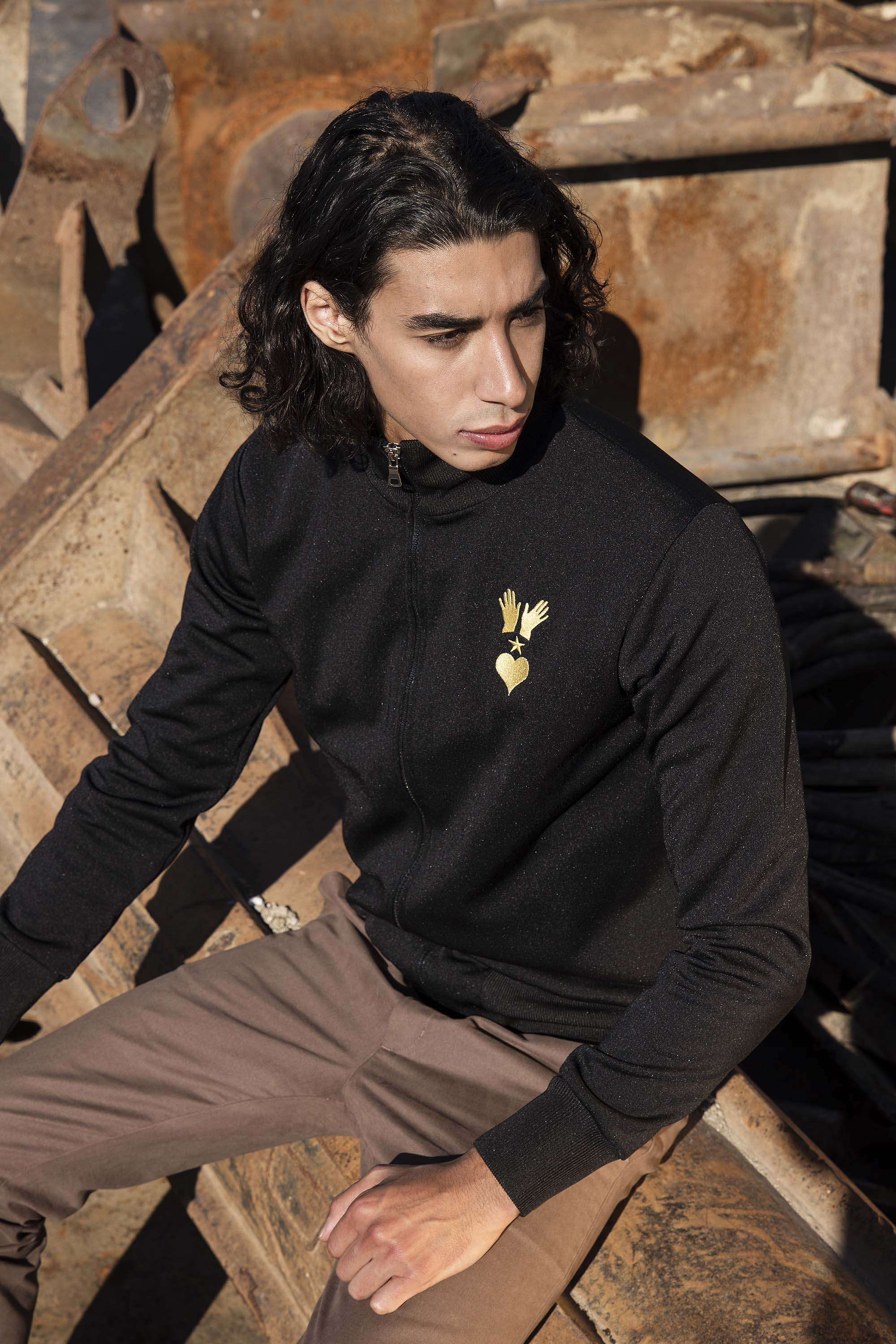 Veste de Sport Orgullo Manos Noir élément incontournable des tenues masculines, la veste est une pièce polyvalente