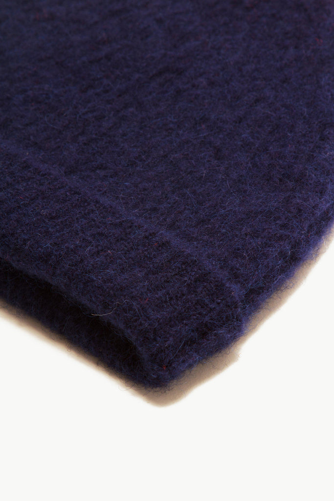 Bonnet Lija Pompon Bleu Marine hiver au chaud protection du froid