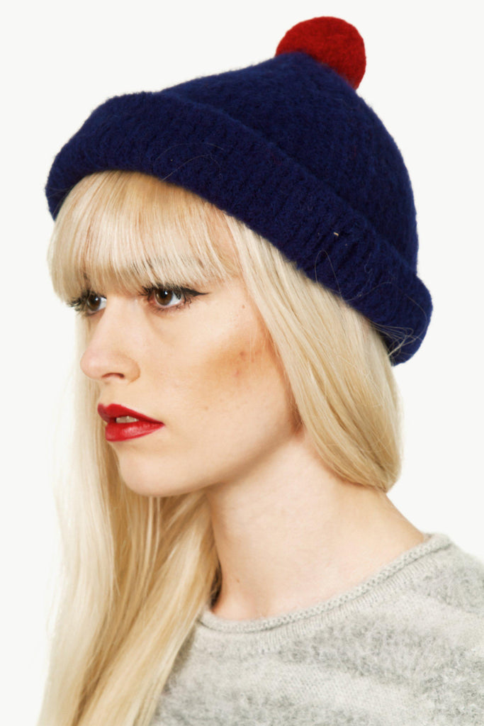 Bonnet Lija Pompon Bleu Marine couvre-chef en matière durable cosy pour un style hipster