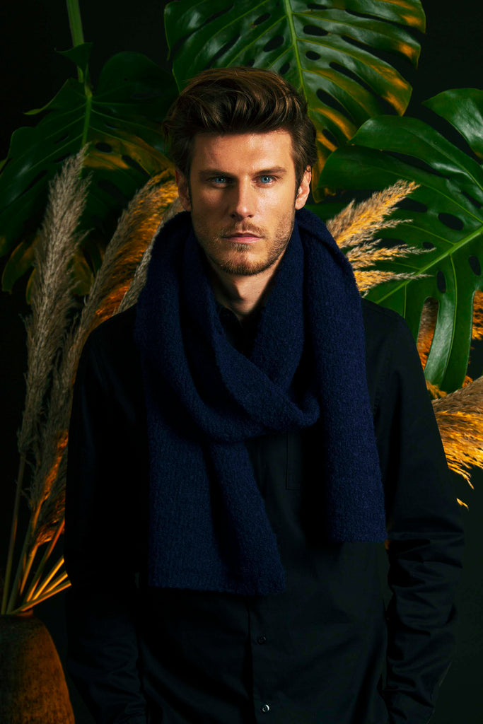 Écharpe Boucle Bleu Marine écharpes Misericordia pour compléter une tenue pour une allure trendy en toutes circonstances