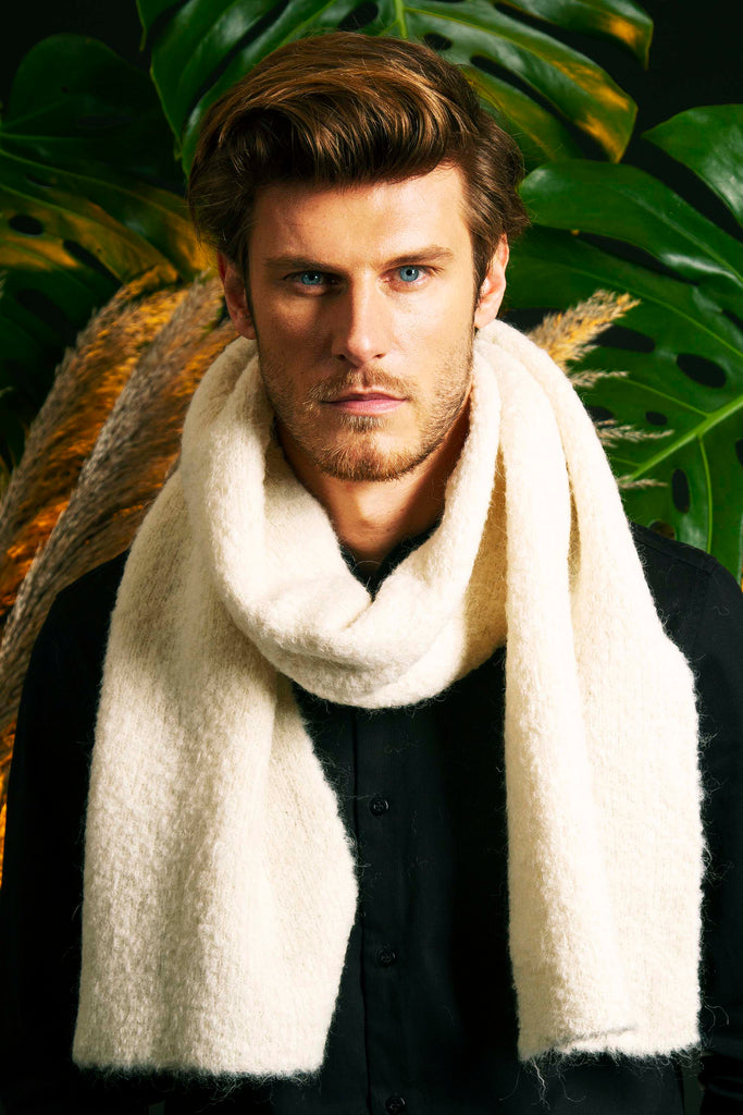Écharpe Boucle Ecru chaude ou légère une inspiration pour peaufiner un style dandy et citadin