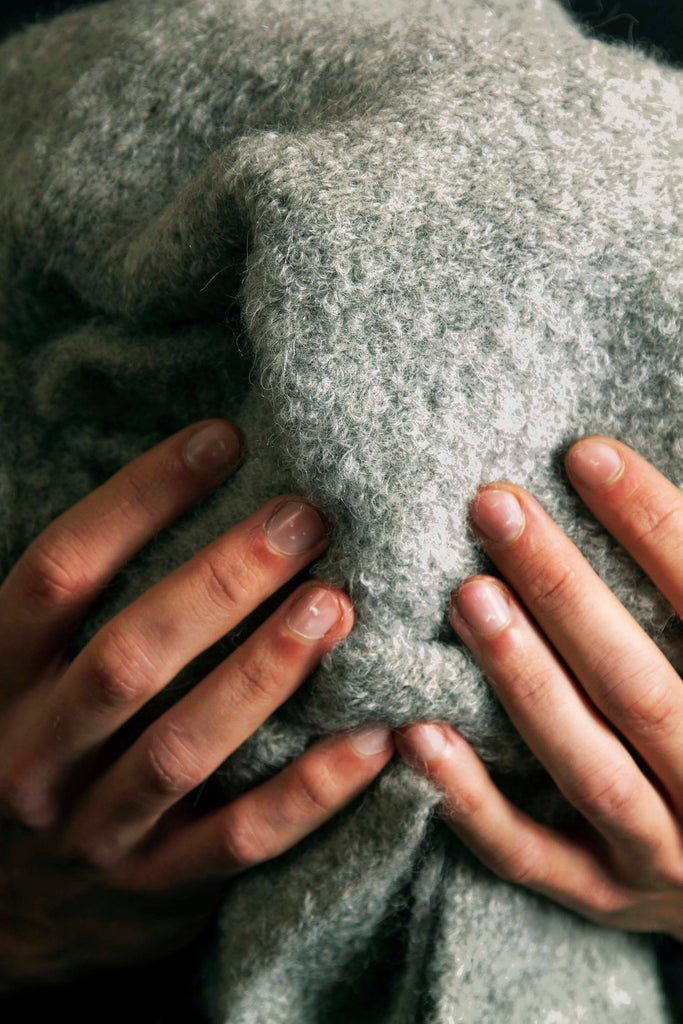 Écharpe Boucle Inmensa Gris clair chaude ou légère une inspiration pour peaufiner un style dandy et citadin
