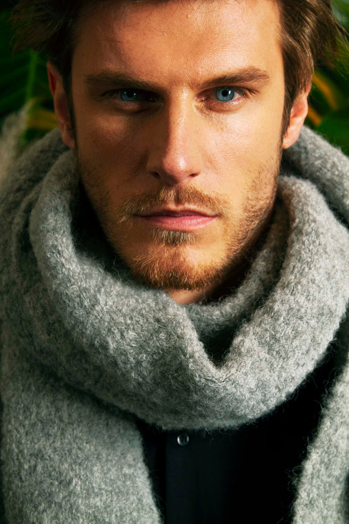 Écharpe Boucle Inmensa Gris clair chaude ou légère une inspiration pour peaufiner un style dandy et citadin