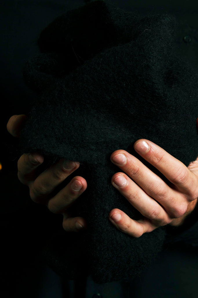 Écharpe Boucle Noir écharpes Misericordia pour compléter une tenue pour une allure trendy en toutes circonstances